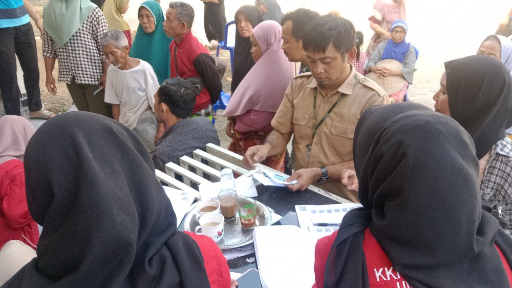 SINERGI PEMERINTAH DESA DAN MAHASISWA KKP DALAM DISTRIBUSI BANTUAN BERAS