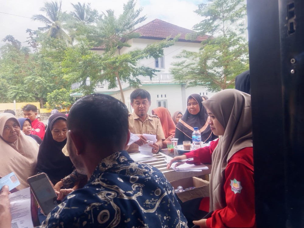 SINERGI PEMERINTAH DESA DAN MAHASISWA KKP DALAM DISTRIBUSI BANTUAN BERAS